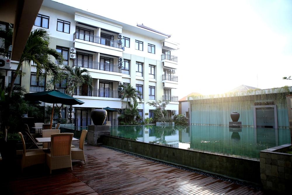 Grand Kuta Hotel And Residence Legian Esterno foto